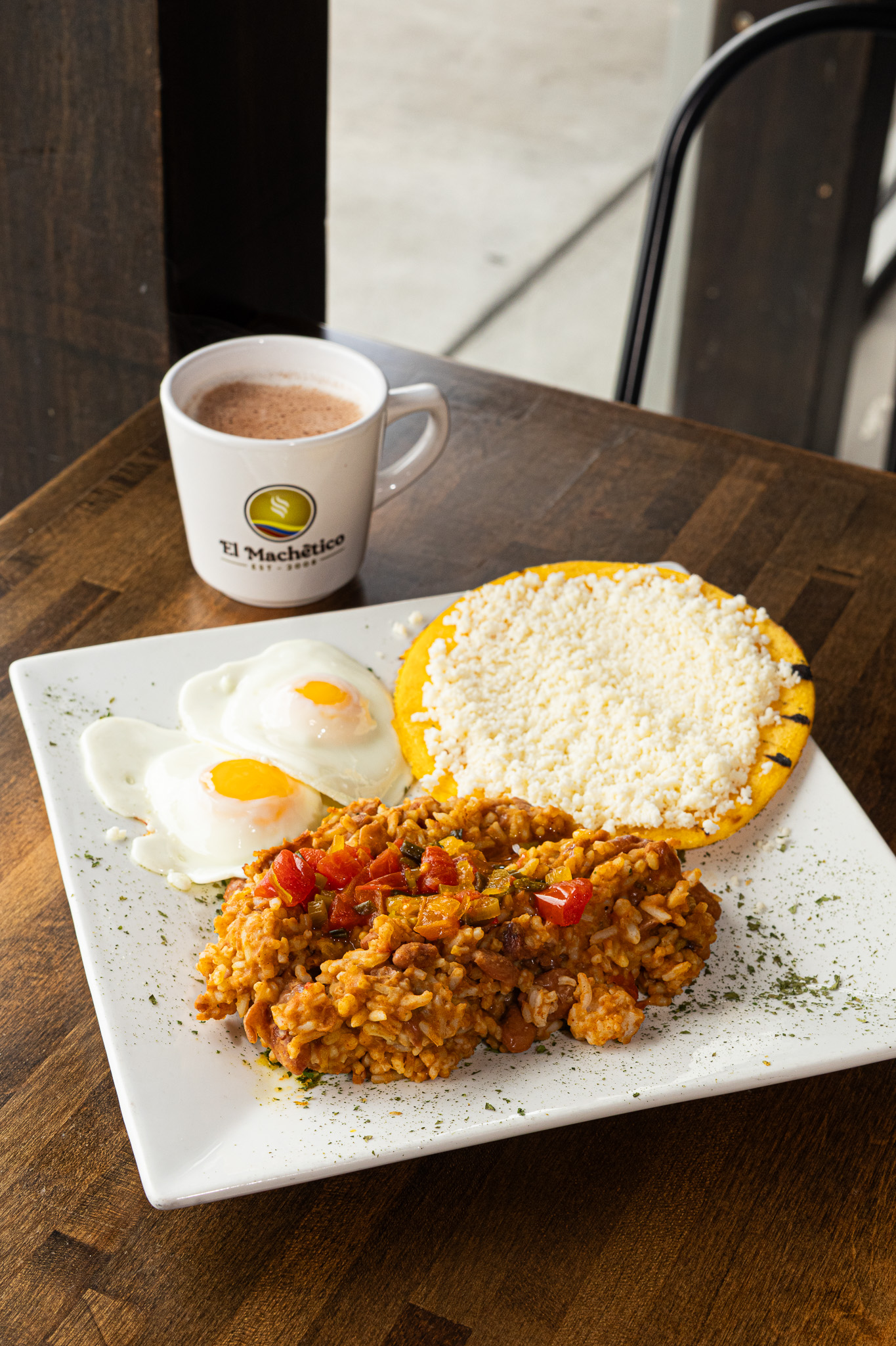 Calentado con huevo y arepa