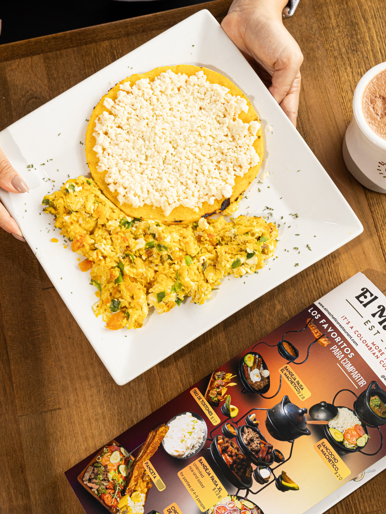 Huevos pericos con arepa
