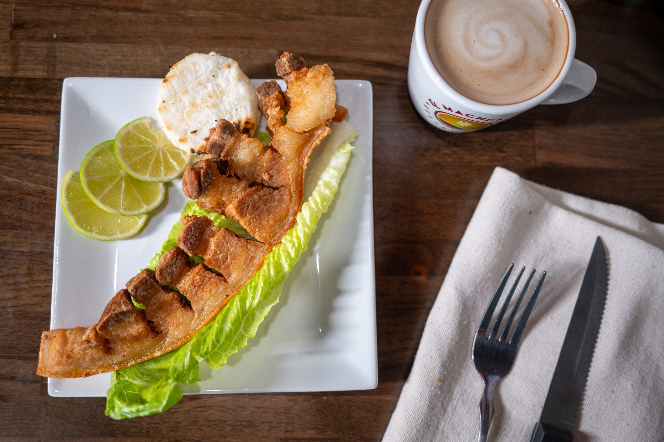 Chicharron con arepa
