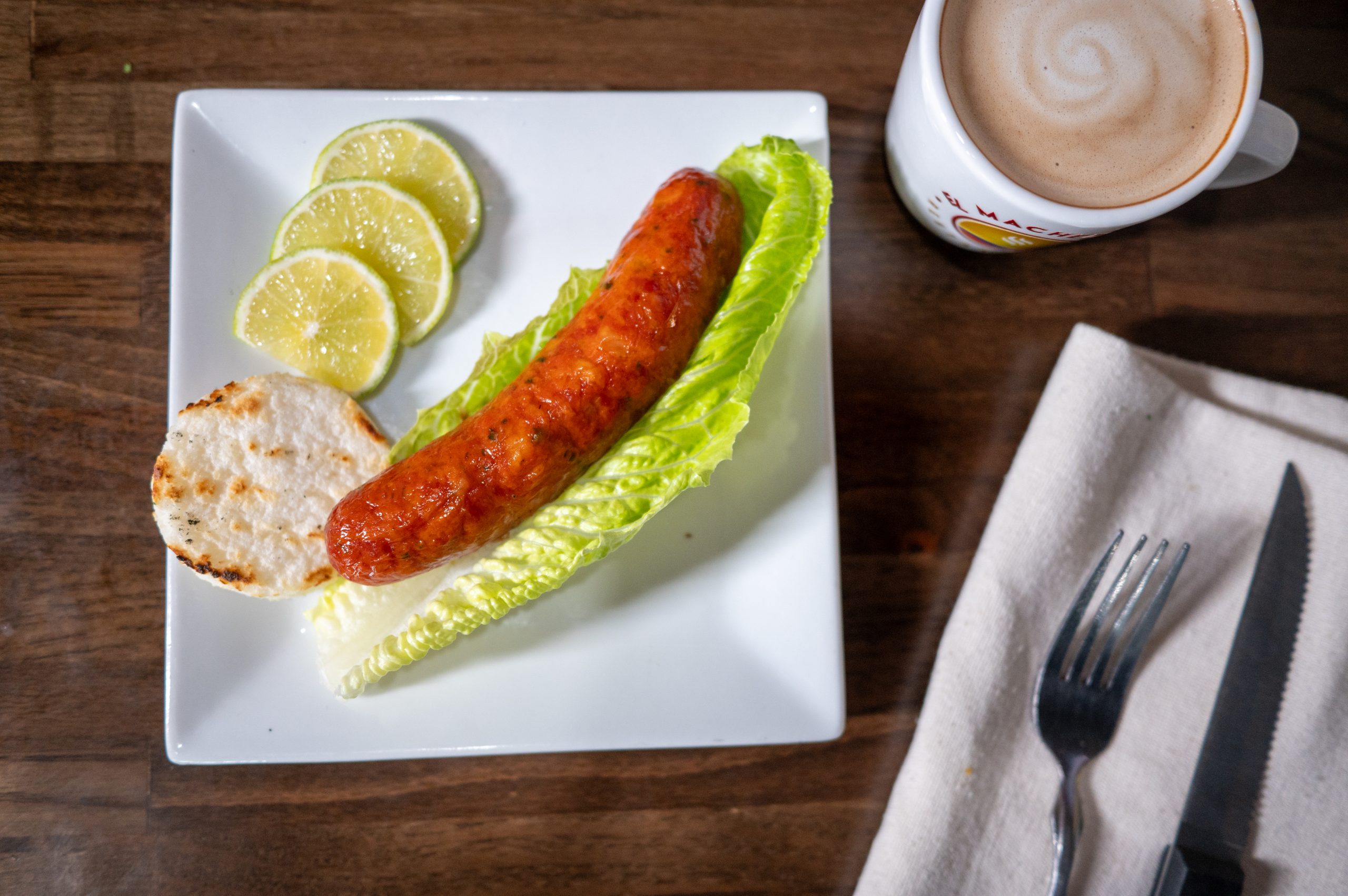 Chorizo con arepa